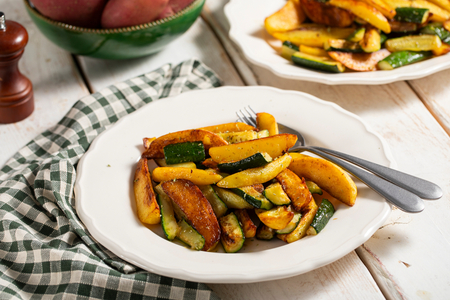 Kartoffeln und Zucchini in der Pfanne
