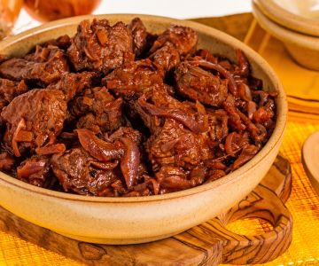 Fleischeintopf mit Zwiebeln