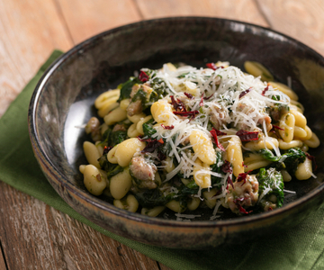 Cavatelli mit Bratwurst, Stängelkohl und knusprigem Paprika