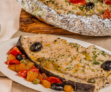 Biergeschmortes Schwertfischfilet mit Tomaten und Oliven im Päckchen
