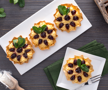 Mürbeteigtörtchen mit Vanillecreme und Sauerkirschen