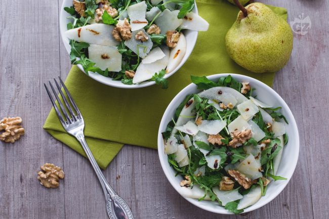 Rucolasalat mit Birnen, Parmesan und Walnüssen - Italienische Rezepte ...