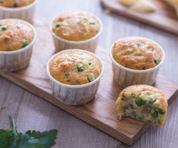 Herzhafte Muffins mit Erbsen und Schinken