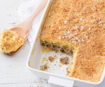 Kartoffelkuchen mit Wurst und Pilzen
