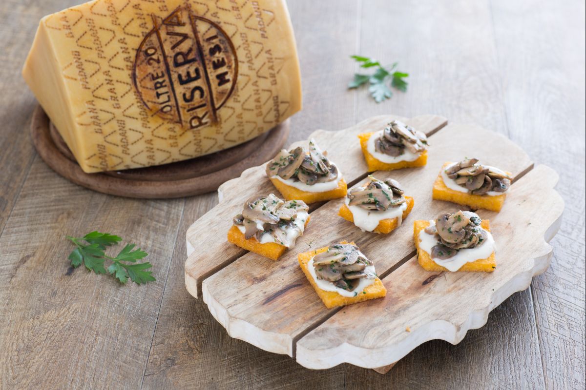 Polentacrostini mit Pilzen und Grana Padano Fondue