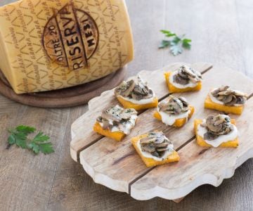 Polentacrostini mit Pilzen und Grana Padano Fondue