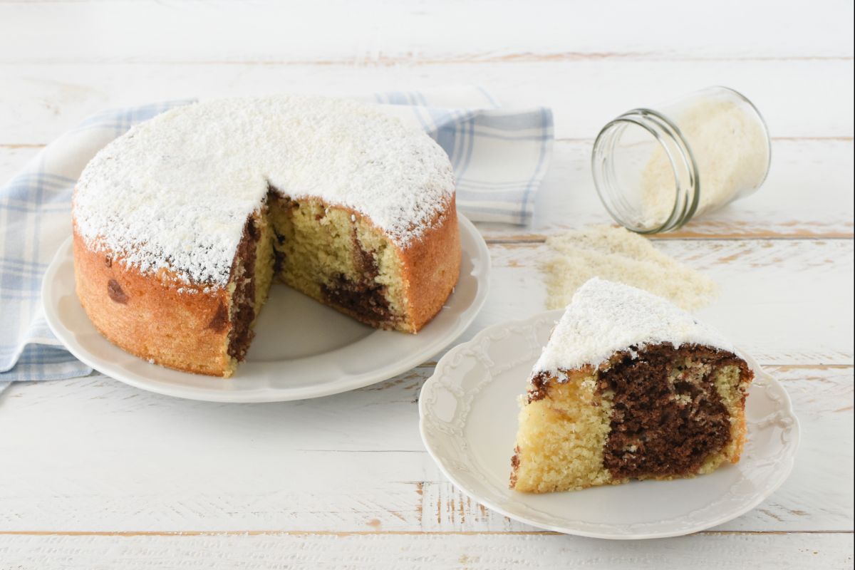 Weicher Kuchen mit Kokosnuss und Schokolade