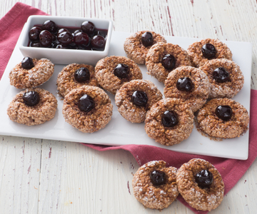 Amaretti mit Sauerkirschen und Sirup
