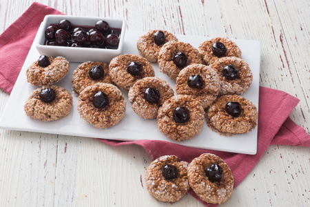 Amaretti mit Sauerkirschen und Sirup