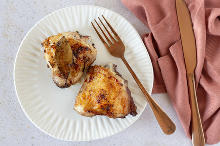 Hähnchenoberschenkel in der Pfanne