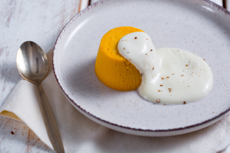 Kürbis-Flan mit Gorgonzola-Fondue