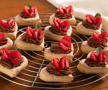 Blätterteigherzen mit Himbeeren und Haselnusscreme