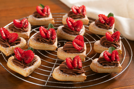 Blätterteigherzen mit Himbeeren und Haselnusscreme