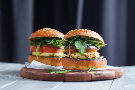 Gegrillter Tomino mit Gemüse und Senf