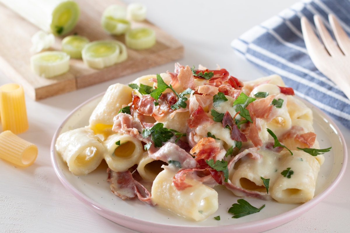 Pasta mit Lauch-Kartoffel-Creme und knusprigem Speck