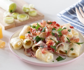 Pasta mit Lauch-Kartoffel-Creme und knusprigem Speck
