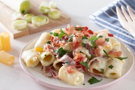 Pasta mit Lauch-Kartoffel-Creme und knusprigem Speck
