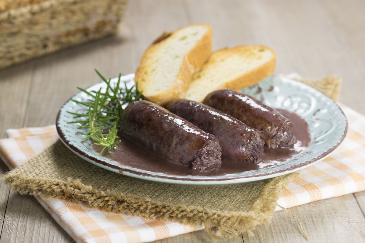 Würstchen in Rotwein
