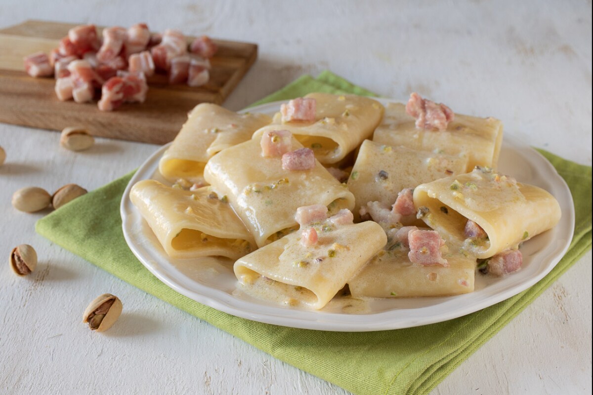Paccheri mit Burrata-Creme und Speck