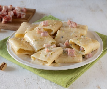 Paccheri mit Burrata-Creme und Speck