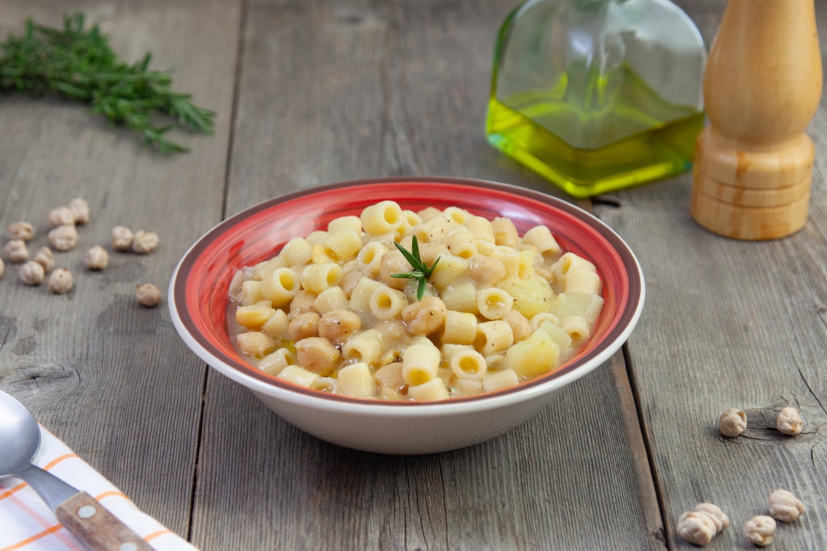 Pasta mit Kichererbsen und Kartoffeln