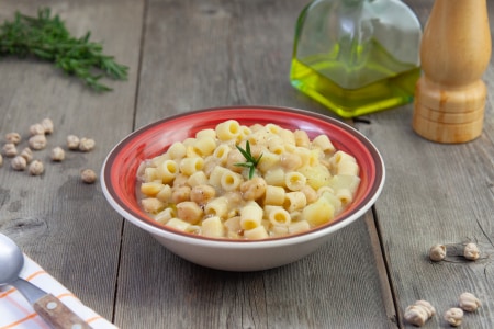 Pasta mit Kichererbsen und Kartoffeln
