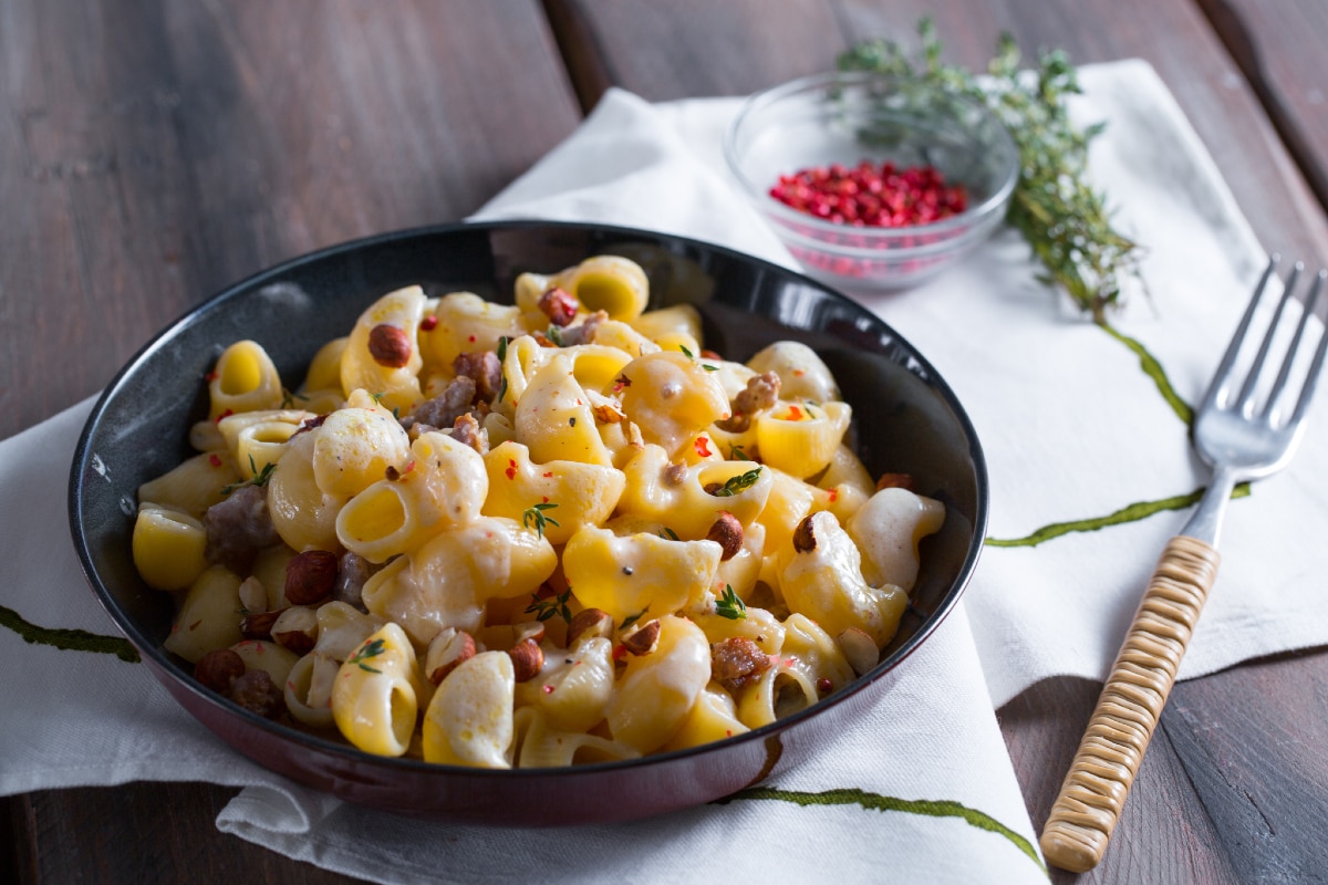 Pasta mit Parmesansauce und Wurst