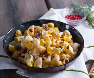 Pasta mit Parmesansauce und Wurst