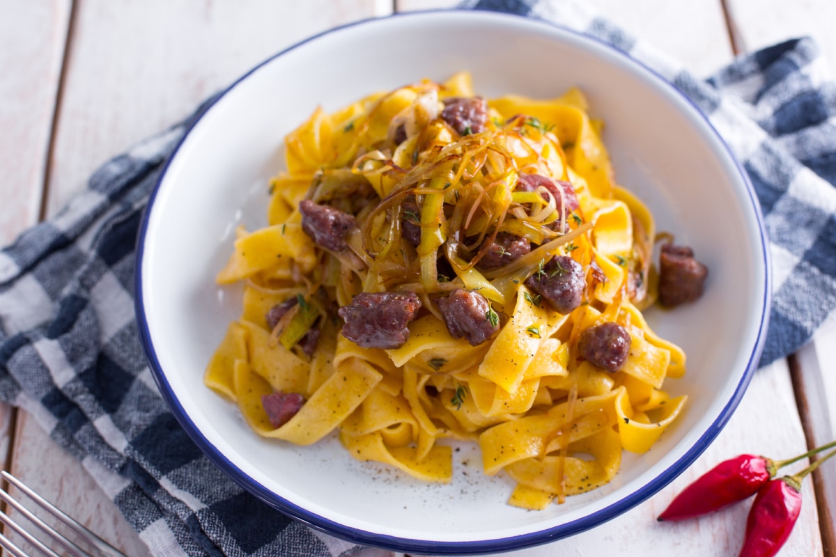 Rustikale Pappardelle mit Wurst und Lauch