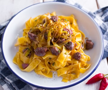Rustikale Pappardelle mit Wurst und Lauch