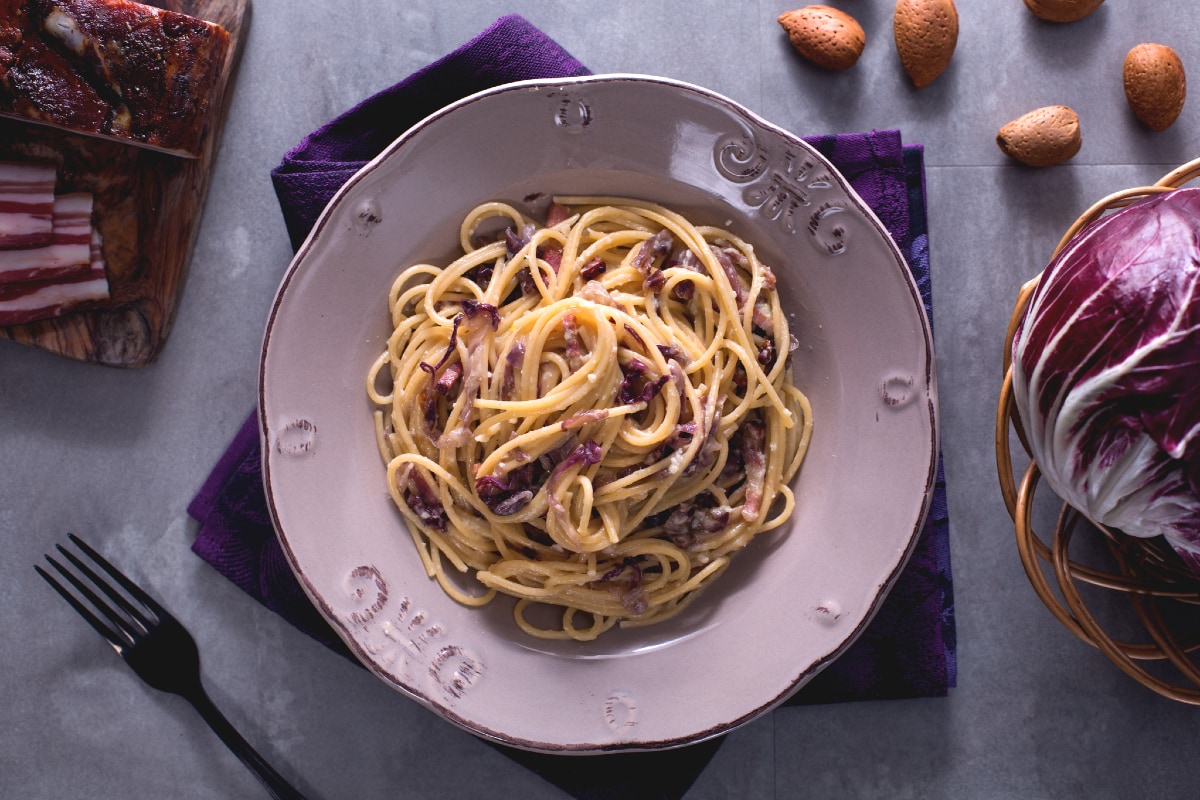 Pasta mit Radicchio, Lauch und Speck