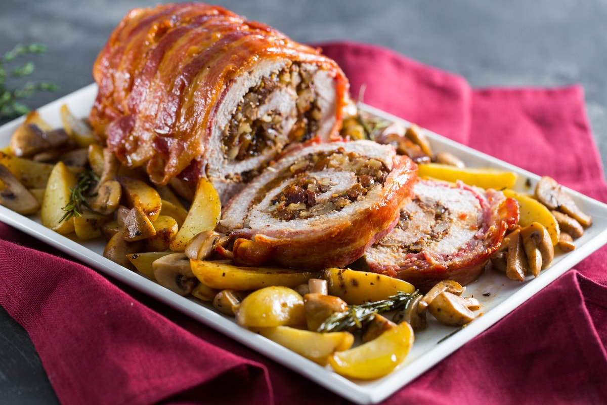 Gefüllter Braten mit Pflaumen und Nüssen mit Senf