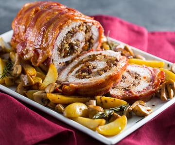 Gefüllter Braten mit Pflaumen und Nüssen mit Senf