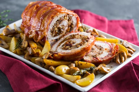 Gefüllter Braten mit Pflaumen und Nüssen mit Senf