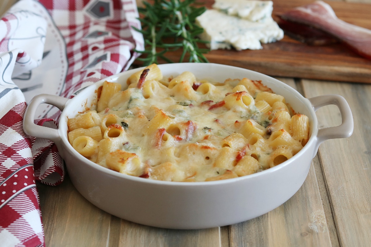 Nudelauflauf mit Speck und Gorgonzola