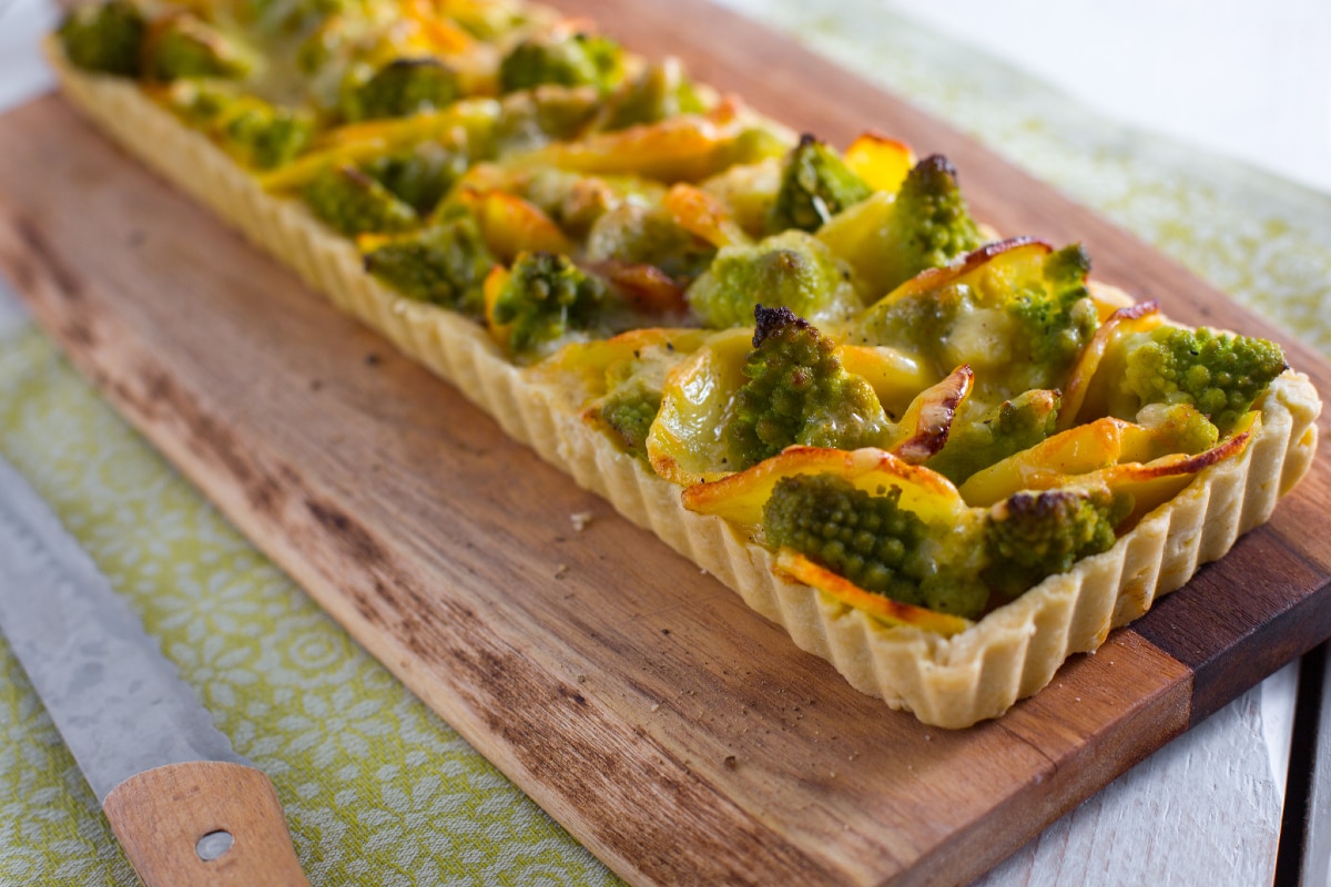 Herzhafter Kuchen mit Romanesco-Blumenkohl und Kartoffeln