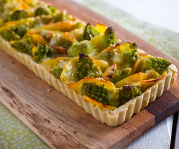 Herzhafter Kuchen mit Romanesco-Blumenkohl und Kartoffeln