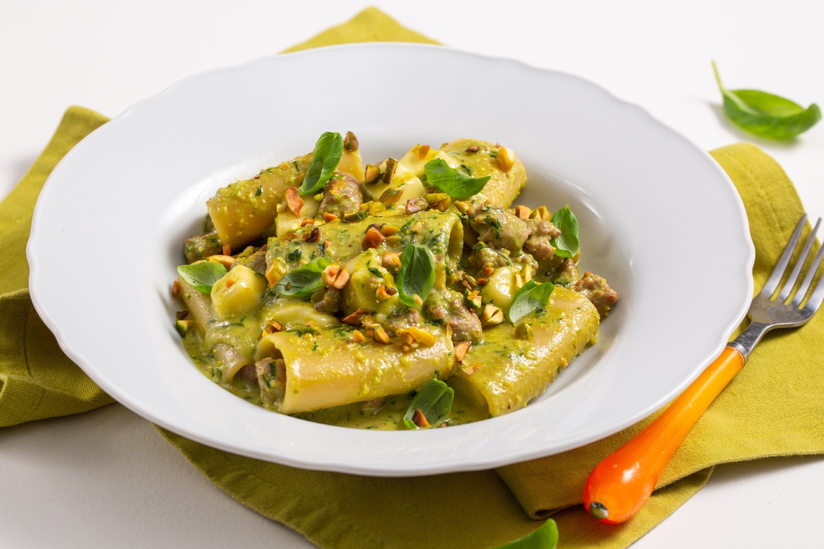 Paccheri mit Pistazienpesto, Wurst und Provola