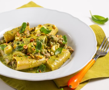 Paccheri mit Pistazienpesto, Wurst und Provola