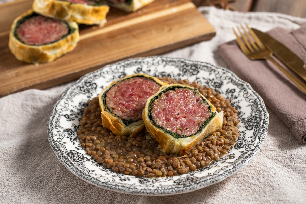 Cotechino im Blätterteig mit Linsen