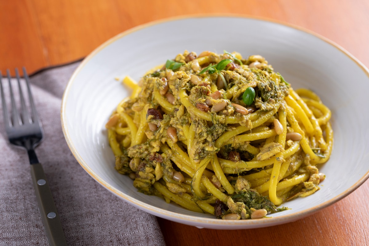 Bucatini mit Sardinen, Rosinen und Pinienkernen