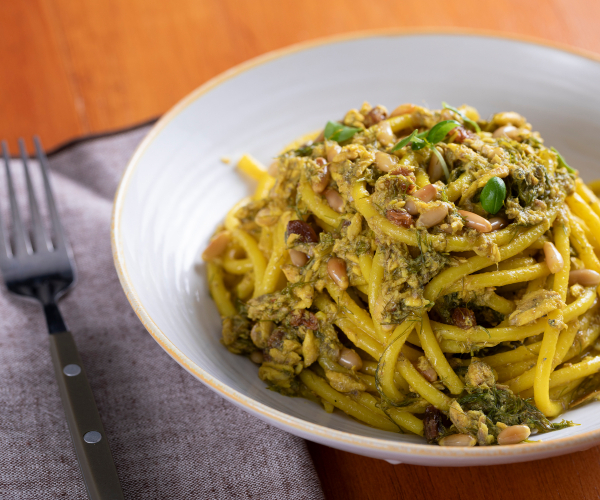 Bucatini mit Sardinen, Rosinen und Pinienkernen