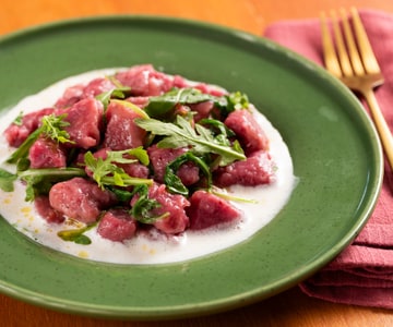 Rote-Bete-Gnocchetti auf Taleggio-Fondue