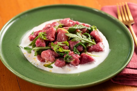 Rote-Bete-Gnocchetti auf Taleggio-Fondue