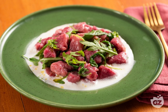 Rote-Bete-Gnocchetti auf Taleggio-Fondue - Italienische Rezepte von ...