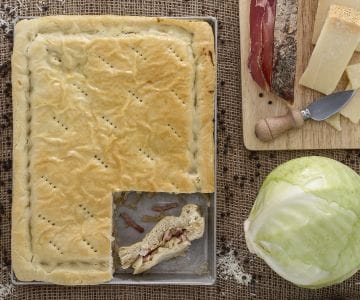 Gefüllte Focaccia mit Kohl und Speck