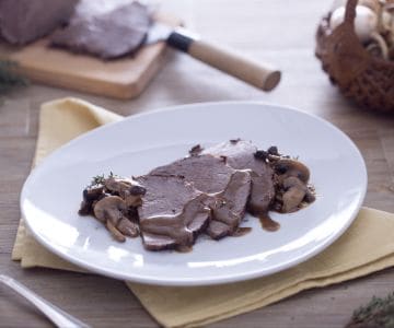 Geschmortes Fleisch mit Pilzen und Rotwein