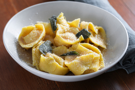 Tortelli mit Kürbis, Mostarda und Zitronenschale