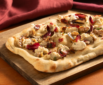 Pinsa mit Radicchio, Speck und Walnüssen