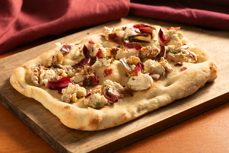 Pinsa mit Radicchio, Speck und Walnüssen